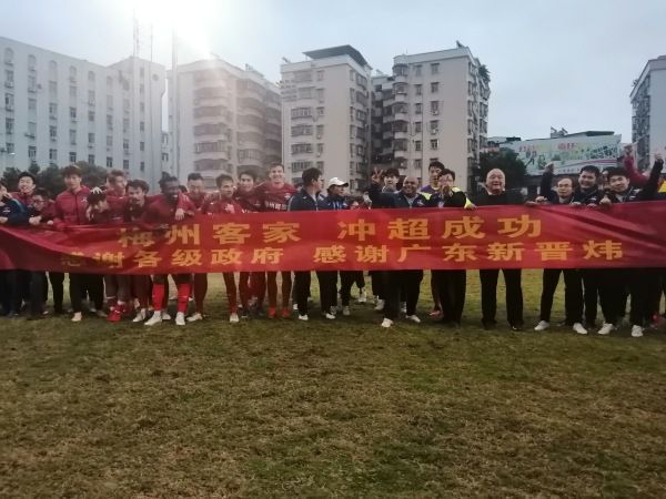 与此同时，部分曼联球员对滕哈赫的战术一直心存疑虑，他的一些签约也无法得到更衣室的认可。